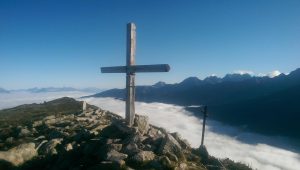 ideal-camping-allevard-belledonne-isere-environnement-montagne-sommet